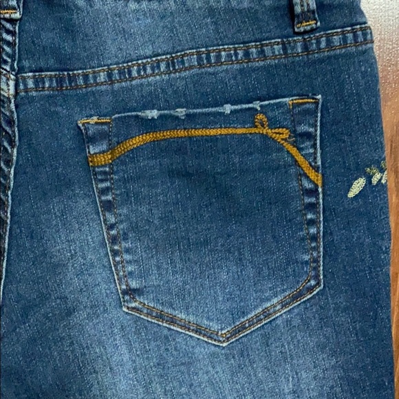 Nanette 🌸 Embroidered Denim Shorts - Picture 7 of 12